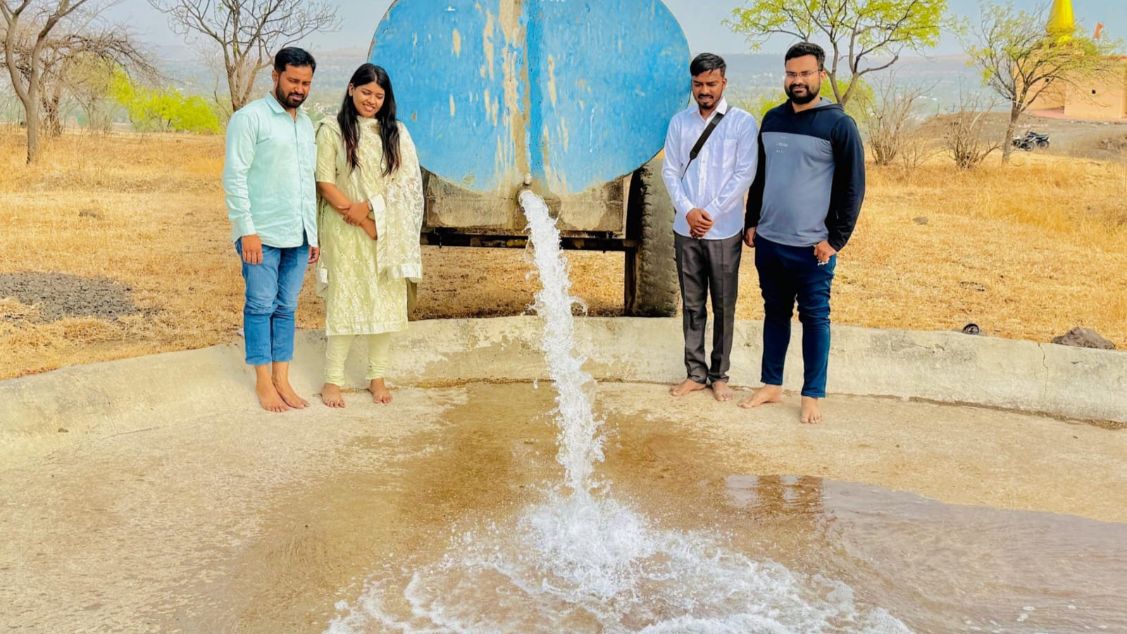 Social | घर, संघटना आणि निसर्गही जपणार; उच्चशिक्षित तोडमल नवदाम्पत्याचा निर्धार 1 Social