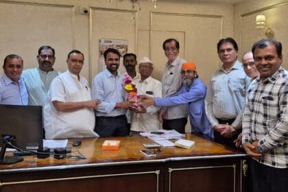 Public issue | अवसायक गायकवाड यांचा पेढे भरवून सत्कार; नगर अर्बन बँकेच्या ठेवीदारांना 50% रक्कम मिळण्याचा मार्ग मोकळा 16 20250627 112828