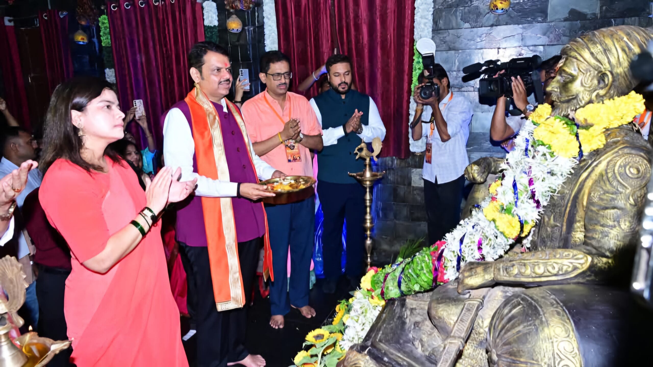 Cultural Politics | शिवराज्याभिषेक दिनानिमित्त मुख्यमंत्री फडणवीसांनी ओवाळली छत्रपती शिवाजी महाराजांची 'आरती' 2 Cultural Politics