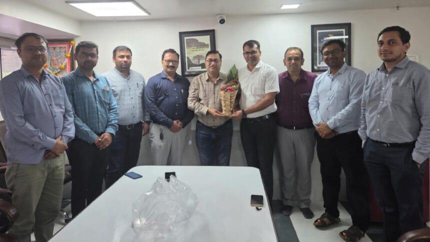 Business | 'सुरभि'चे संचालक डॉ. विलास व्यवहारे यांचा विधी पदवी संपादनाबद्दल सत्कार 1 FB IMG 1750055698409