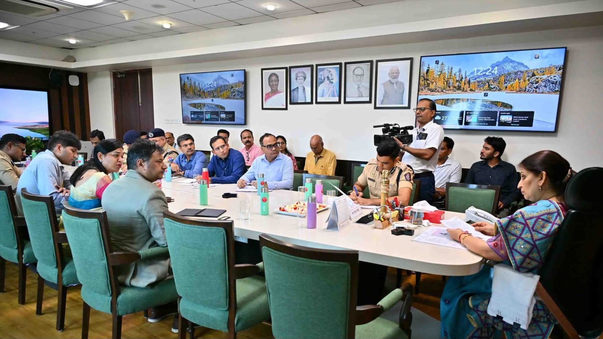 Bureaucracy | नागरिकांच्या सुरक्षेसाठी यंत्रणांना एकत्रितपणे काम करण्याचे सुजाता सौनिक यांचे निर्देश; नागरिक सुरक्षेला सर्वोच्च प्राधान्य 2 Bureaucracy