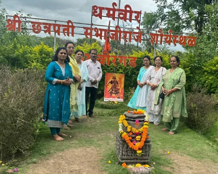 History | जिजाऊ ब्रिगेडच्या महिला पदाधिकाऱ्यांची किल्ले धर्मवीरगडास भेट; शौर्यस्थळास अभिवादन, इतिहासाची साक्षात अनुभूती 1 FB IMG 1750262189677