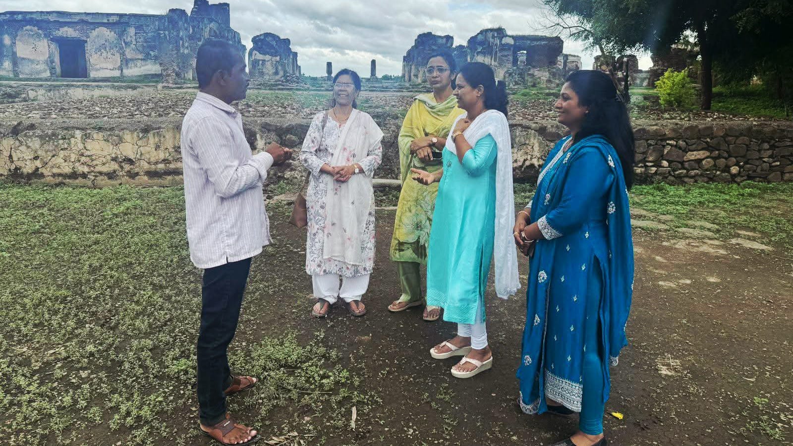History | जिजाऊ ब्रिगेडच्या महिला पदाधिकाऱ्यांची किल्ले धर्मवीरगडास भेट; शौर्यस्थळास अभिवादन, इतिहासाची साक्षात अनुभूती 2 History