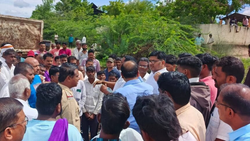 Crime | आदिवासी स्मशानभूमीत उत्खनन : प्राजक्त तनपुरे यांचा वाळू माफियांवर संताप; कठोर कारवाईची मागणी 1 FB IMG 1750324086564 1