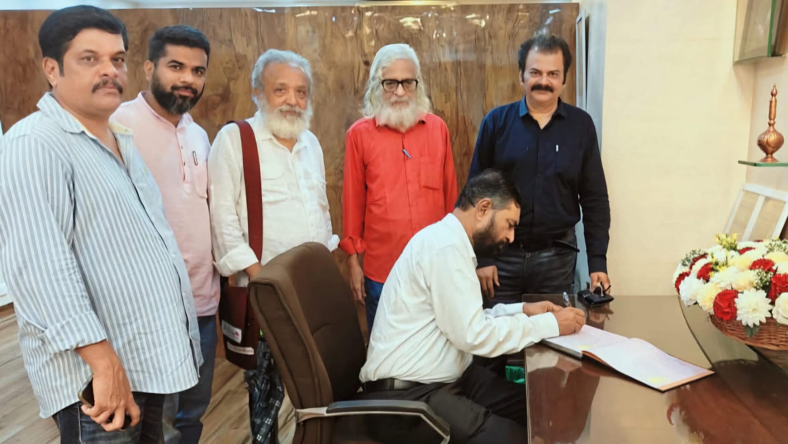 World news | इराणवर अमेरिकी हल्ल्याचा भारतीय कम्युनिस्ट पक्षाकडून निषेध; शिष्टमंडळाची इराण दूतावासाला भेट 4 World news
