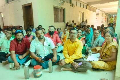 Public issue | शास्त्रीनगरच्या महिलांचा संताप; मैलामिश्रित पाण्यासह मनपावर मोर्चा; 'आयुक्तांनी बाटलीत आणलेले पाणी प्यावे' महिलांचे आव्हान 22 IMG 20250611 WA0048