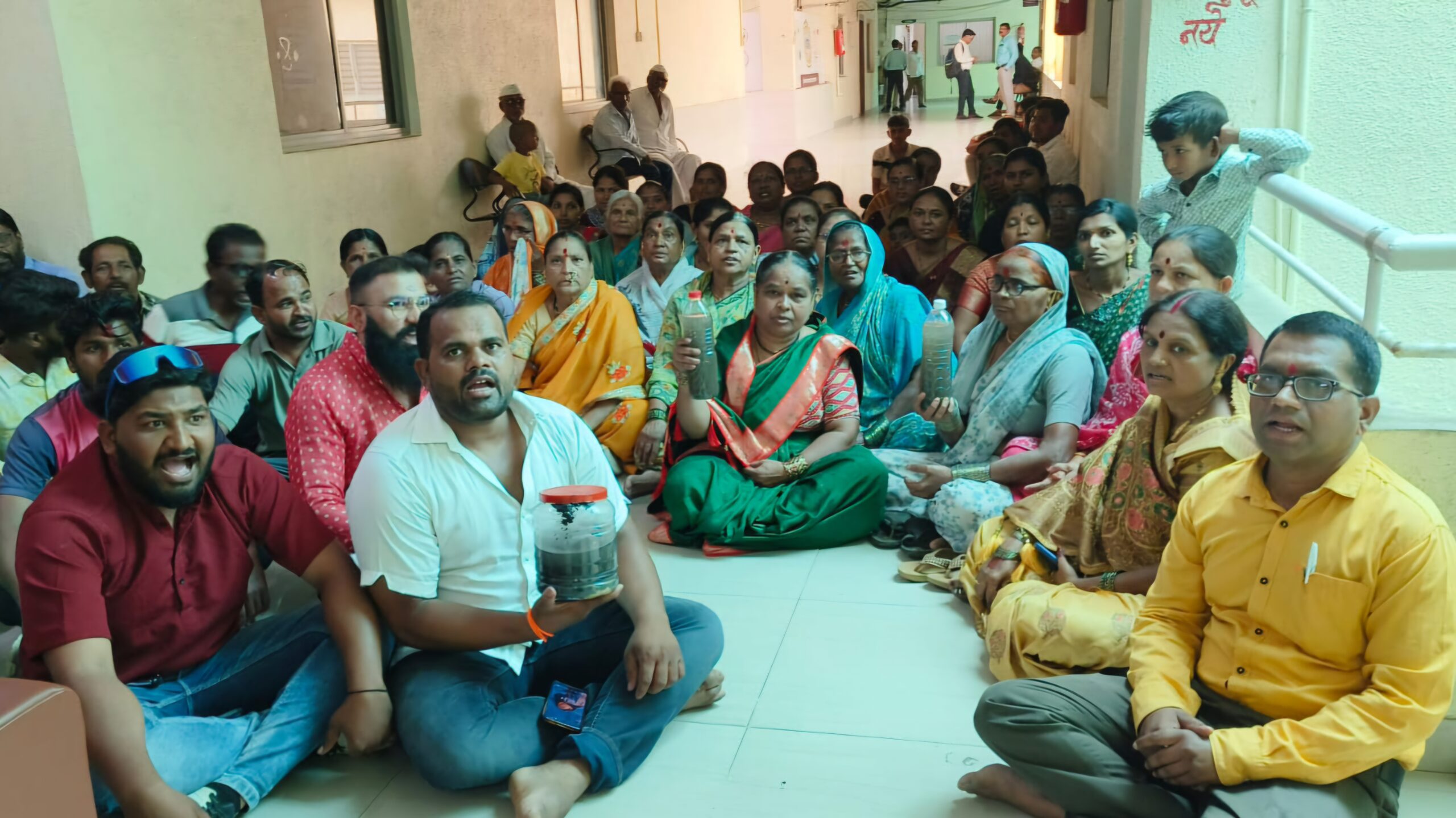 Public issue | शास्त्रीनगरच्या महिलांचा संताप; मैलामिश्रित पाण्यासह मनपावर मोर्चा; 'आयुक्तांनी बाटलीत आणलेले पाणी प्यावे' महिलांचे आव्हान 2 Public issue