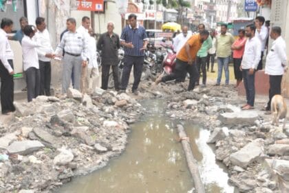 Public issue | तेलीखुंट परिसरातील मैलमिश्रित पाण्याचा प्रश्न ऐरणीवर; प्रशासक डांगेंकडून नेहमीप्रमाणे कारवाईचे आश्वासन 4 WhatsApp Image 2025 06 10 at 4.21.14 PM 1 1