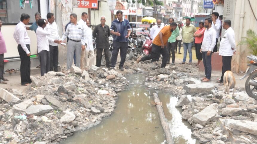 Public issue | तेलीखुंट परिसरातील मैलमिश्रित पाण्याचा प्रश्न ऐरणीवर; प्रशासक डांगेंकडून नेहमीप्रमाणे कारवाईचे आश्वासन 1 WhatsApp Image 2025 06 10 at 4.21.14 PM 1 1