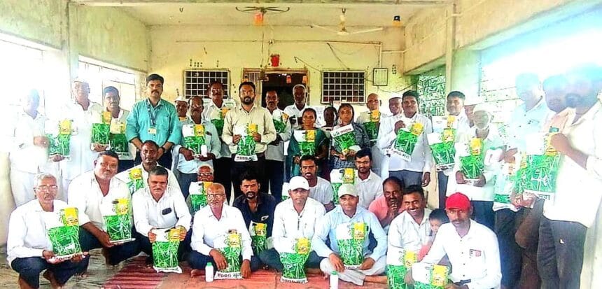 Agriculture | सेंद्रिय शेतीच्या दिशेने पाऊल : पोखर्डीत "ऑरगॅनिक नगर" गटास मुग बियाण्याचे वाटप 1 Agriculture