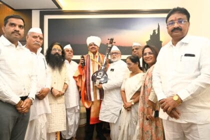 cultural politics | मुख्यमंत्री देवेंद्र फडणवीस यांना आषाढी एकादशी महापूजेचे निमंत्रण 2 cultural politics