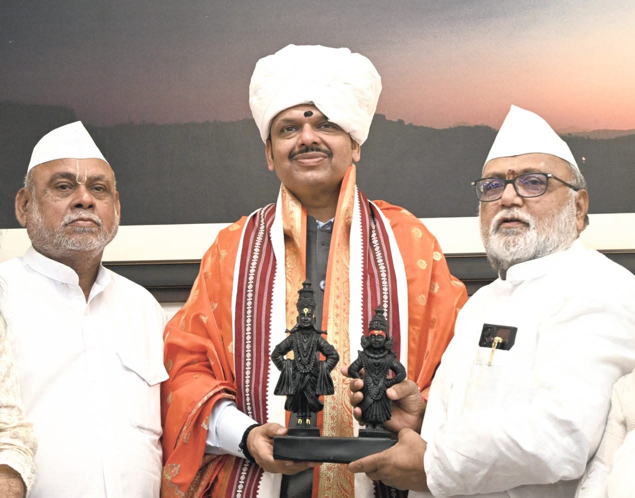 cultural politics | मुख्यमंत्री देवेंद्र फडणवीस यांना आषाढी एकादशी महापूजेचे निमंत्रण 2 cultural politics