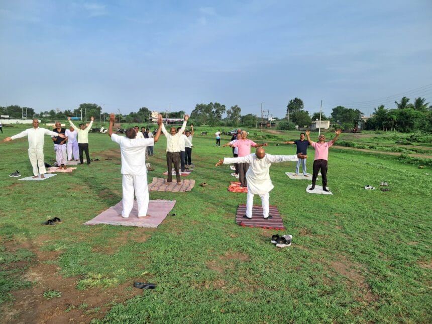 Health | नियमित योगासने आरोग्यासाठी हितकारक- भानुदास कोतकर निंबळक येथे योगदिवस साजरा 1 Health