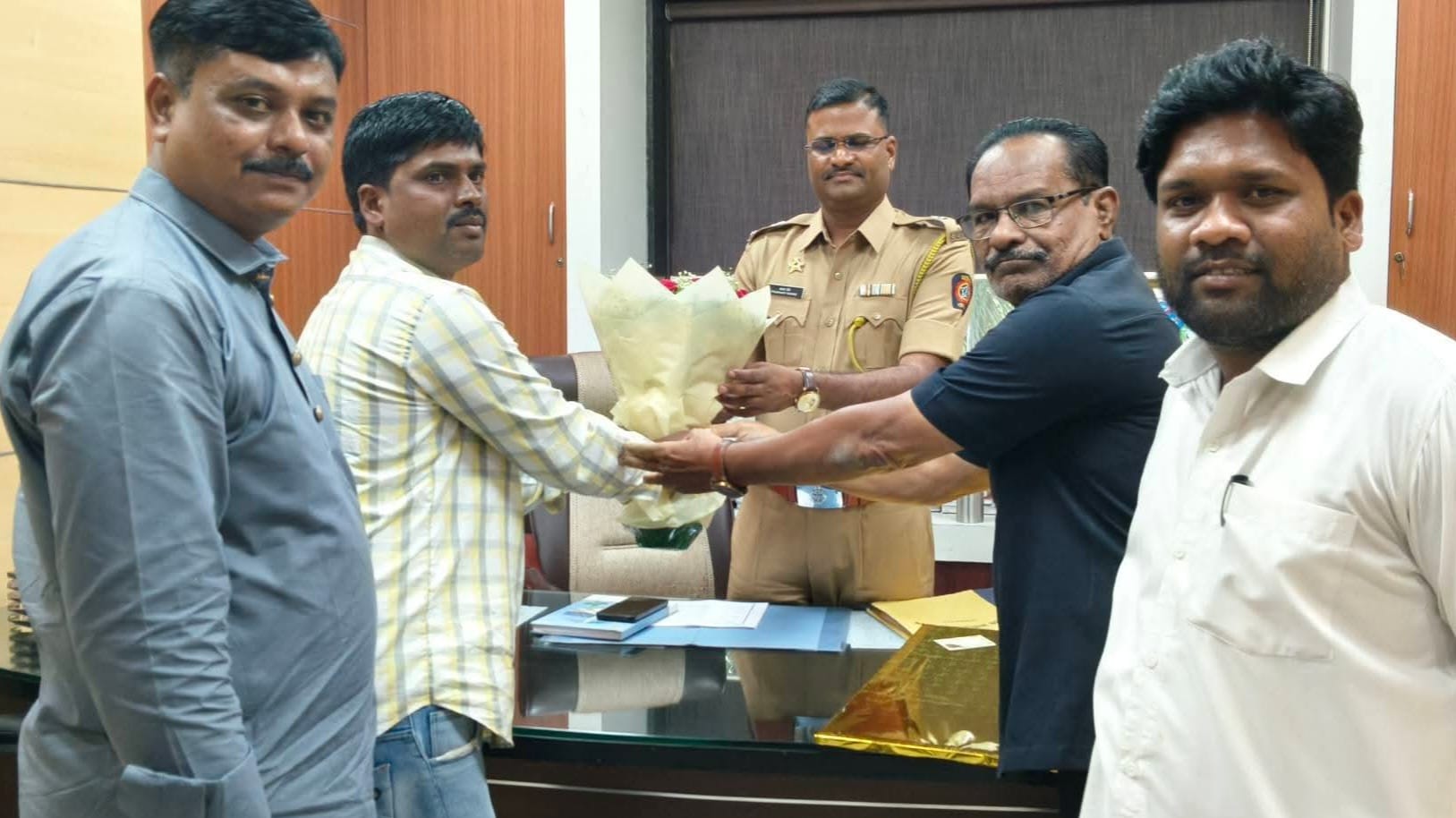 Social | अतिरिक्त पोलीस अधीक्षक प्रशांत खैरे यांचा वंचित बहुजन आघाडीतर्फे सन्मान 2 Social