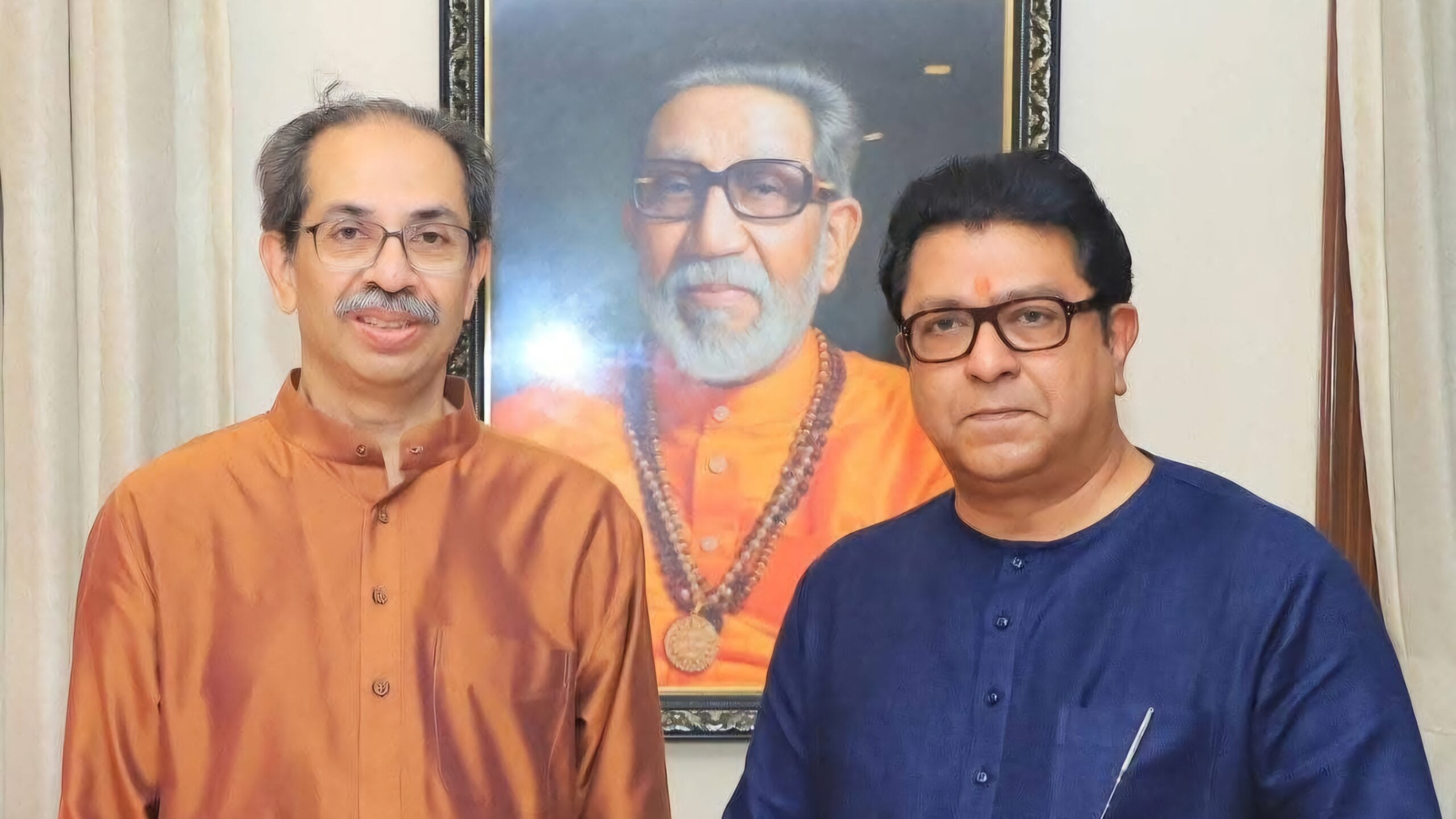 Politics | राज ठाकरे यांची मातोश्री भेट; मराठी अस्मिता, वाढदिवस आणि एकत्रिकरणाच्या चर्चांना उधाण 2 Politics