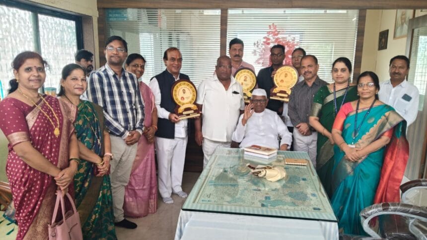 Award | कोणत्याही कार्यात नैतिक आचरण महत्त्वाचे- अण्णा हजारे; प्रा.डॉ. पांडुरंग भोसले स्नेहबंध पुरस्काराने सन्मानित 1 IMG 20250715 WA0031