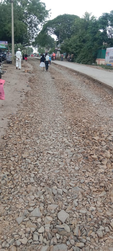 Public issue | सात्रळ गावातील रस्त्याचे काम चुकीच्या पद्धतीने 'चालू' ; 'अर्थपूर्ण' निकृष्ट दर्जामुळे ग्रामस्थांमध्ये संताप 1 Public issue