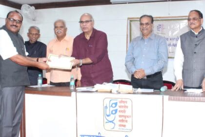 Literature | 21 व्या शतकातील बाल साहित्याचा गौरव; विठ्ठल जाधव यांना 'लीलावती भागवत पुरस्कार' प्रदान 22 FB IMG 1754320992106