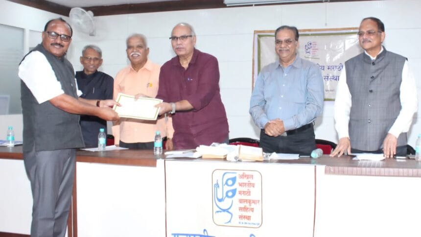 Literature | 21 व्या शतकातील बाल साहित्याचा गौरव; विठ्ठल जाधव यांना 'लीलावती भागवत पुरस्कार' प्रदान 1 FB IMG 1754320992106