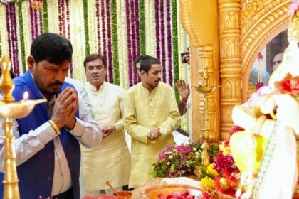 India news | 'वर्षा' निवासस्थानी केंद्रीय मंत्री आठवले यांनी गणरायाचे दर्शन घेऊन घेतला आशीर्वाद 2 FB IMG 1756659704672
