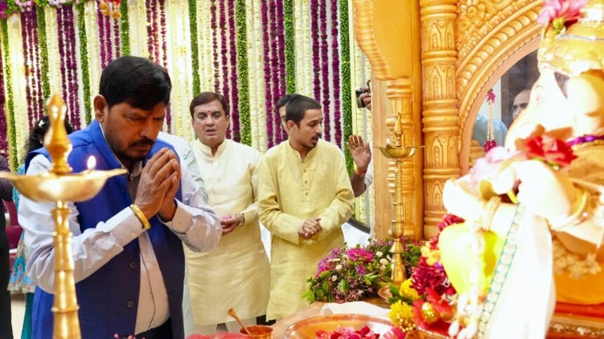 India news | 'वर्षा' निवासस्थानी केंद्रीय मंत्री आठवले यांनी गणरायाचे दर्शन घेऊन घेतला आशीर्वाद 1 FB IMG 1756659704672