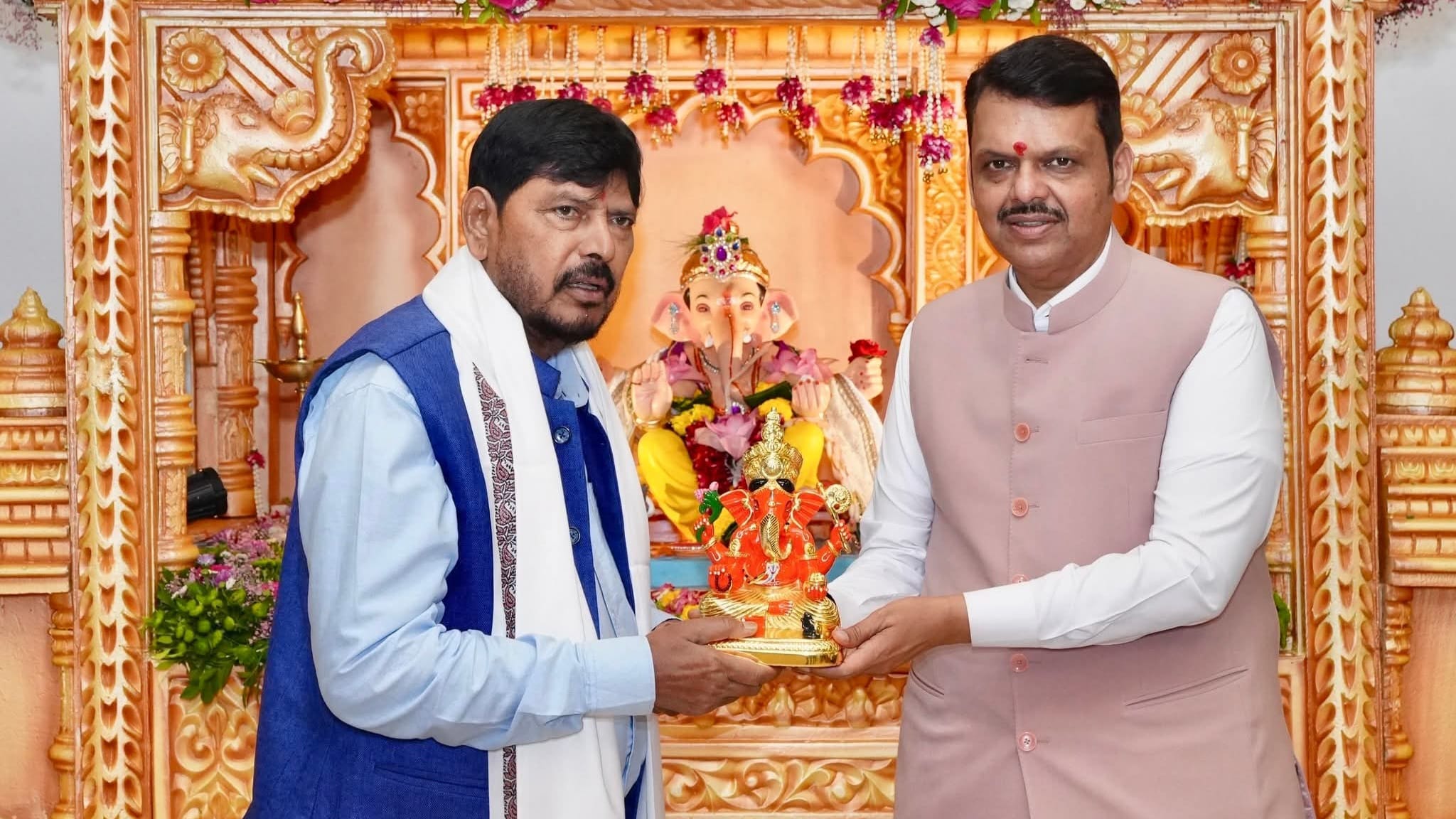 India news | 'वर्षा' निवासस्थानी केंद्रीय मंत्री आठवले यांनी गणरायाचे दर्शन घेऊन घेतला आशीर्वाद 2 India news