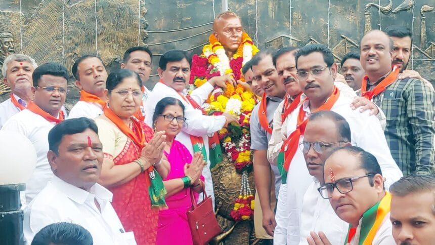 Politics | भाजपाच्यावतीने अण्णाभाऊ साठे यांना अभिवादन 1 IMG 20250802 WA00101