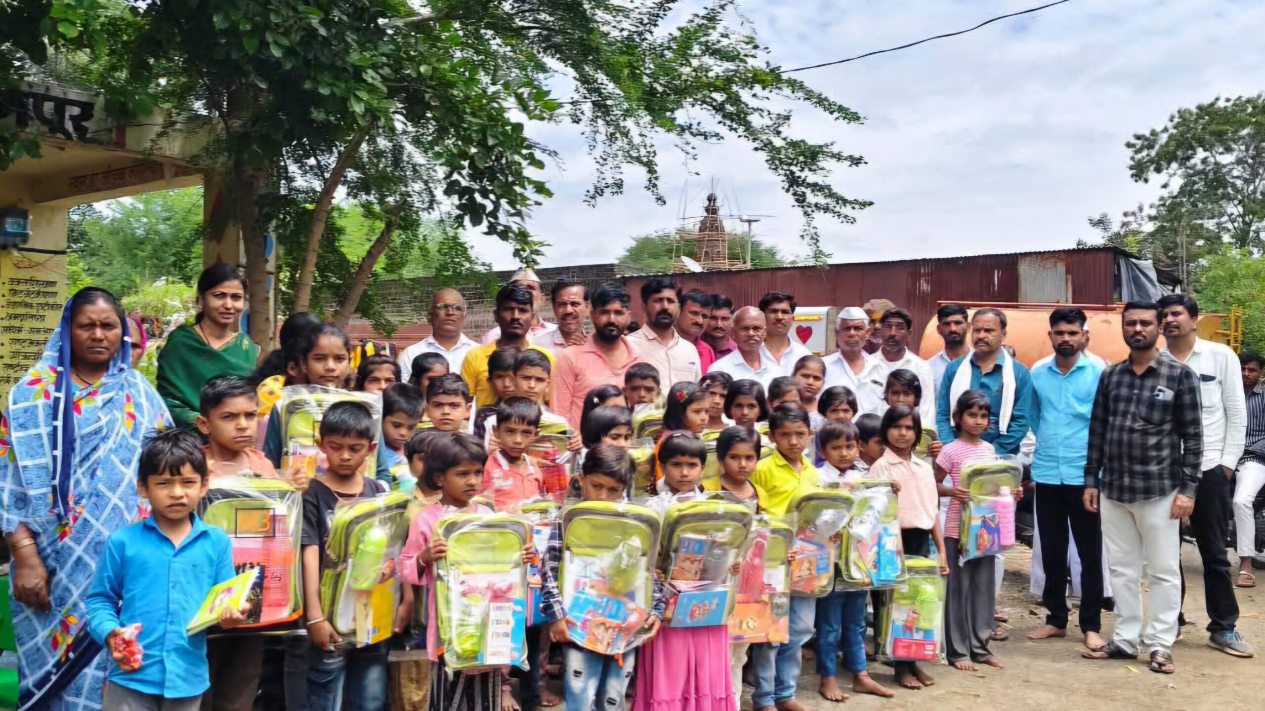 Education | कॉम्रेड पंकज चव्हाण यांच्या पुढाकारातून पूरग्रस्त विद्यार्थ्यांना शालेय साहित्याची भेट 2 FB IMG 1758815064273 scaled