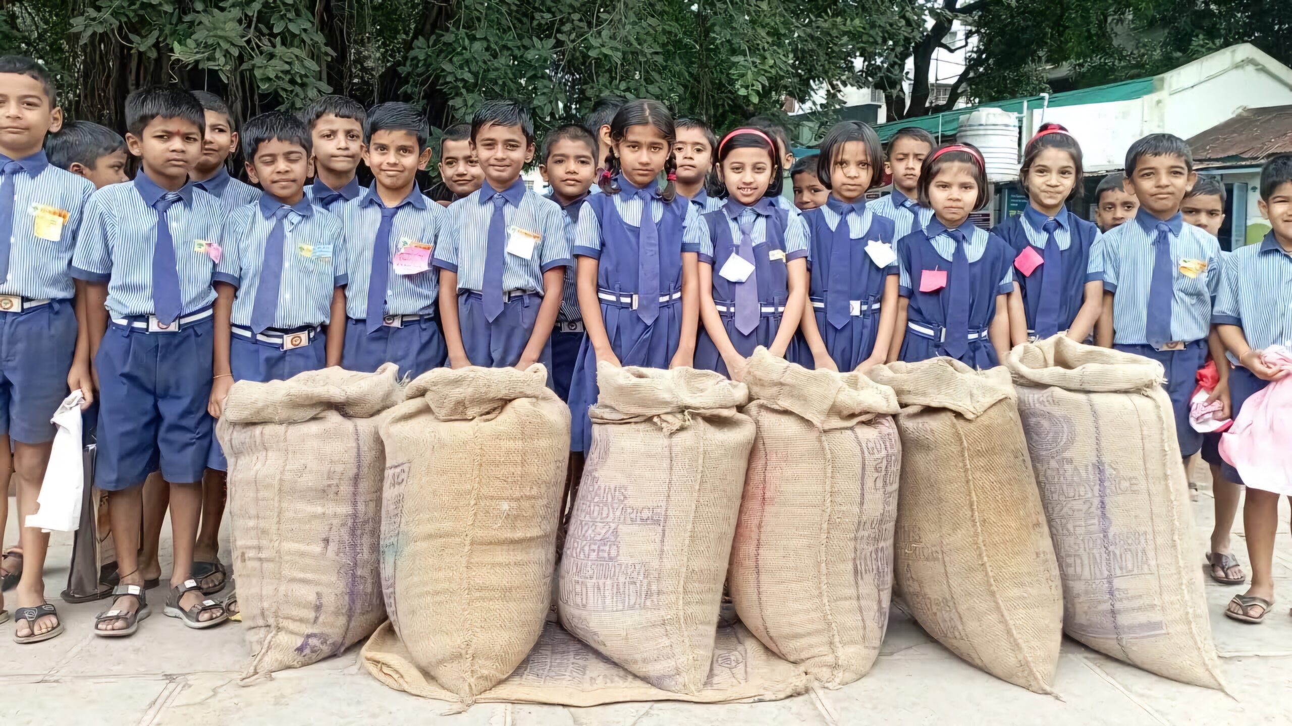 Education | कर्मवीरांच्या 'मुष्टीफंड'तून शाहू बोर्डिंगसाठी सहा पोती धान्य संकलन; चिमुकल्या हातांनी पून्हा उभारला 'रयत संस्कार' 4 FB IMG 1758938985348 scaled