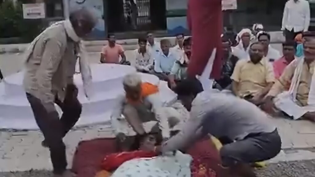 Women | लोकमाता अहिल्याबाईंच्या गावाशेजारी मृत्यूनंतरही अन्याय; तहसील कार्यालयात आणावा लागला आदिवासी महिलेचा मृतदेह