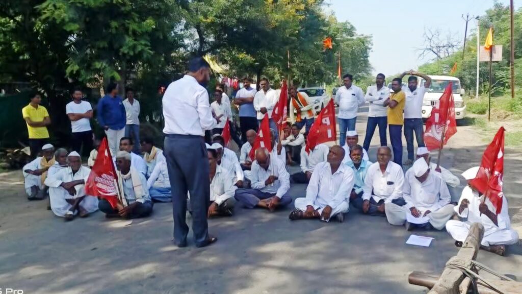 Politics | अतिवृष्टीग्रस्त शेतकऱ्यांचा संताप; सामनगावात भाकपचा रास्तारोको; प्रतिहेक्टर 70 हजार हक्काची मागणी