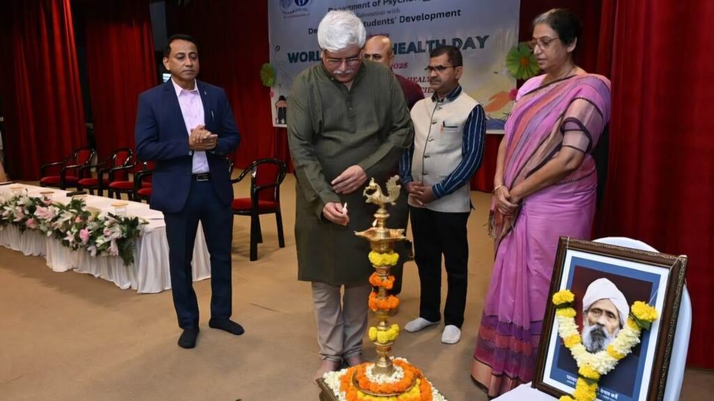 World news | हास्य ही प्रतिक्रिया नसून मानसिक संतुलन राखण्याची जीवनशैली- गोस्वामी; एसएनडीटी’त ‘वर्ल्ड मेंटल हेल्थ डे’ साजरा