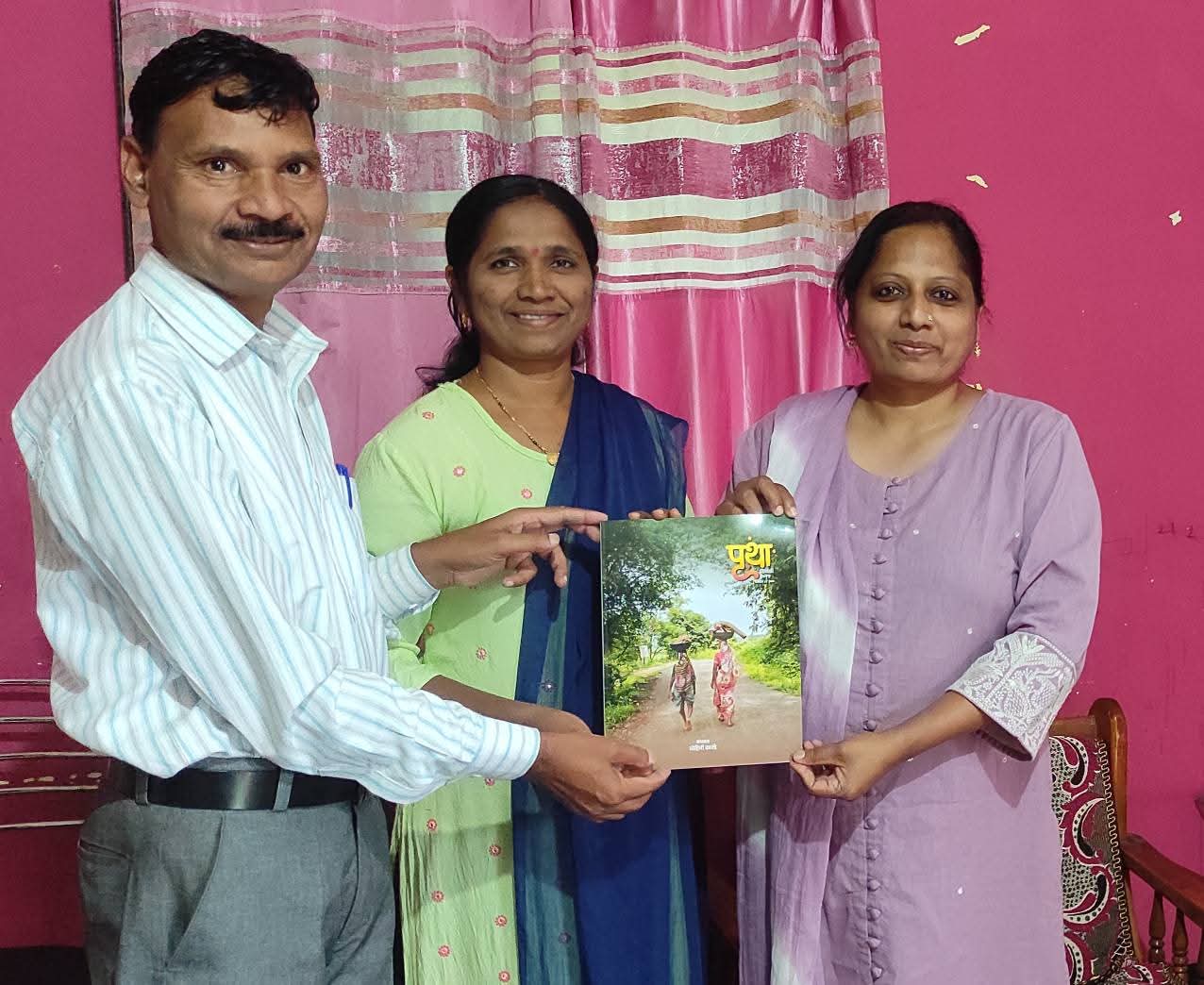Women | डोंगराच्या कुशीत ‘पृथा’ दिवाळी अंकाचे प्रकाशन; शेतकरी महिला साक्षात सेलिब्रिटी 3 Women