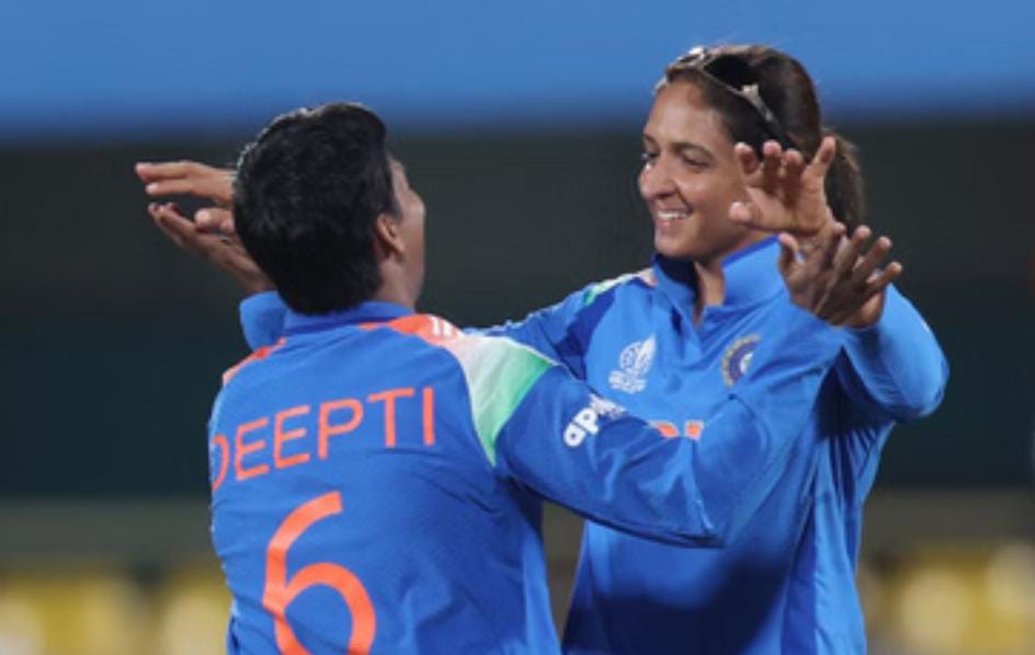 Sports | महिला विश्वचषकाला भारताची विजयी सुरुवात : दीप्ती शर्माच्या अष्टपैलू चमकदार कामगिरीमुळे श्रीलंकेवर 59 धावांनी मात 2 IMG 20251001 WA0032
