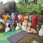 India news | दसऱ्याला 'सोने लुटलं गेलं ते हक्काच्या अन्नधान्याचे आणि माणुसकीच्या नात्याचे; पुरग्रस्त शेतमजूर आदिवासींना किराणा वितरण 2 IMG 20251002 WA0053