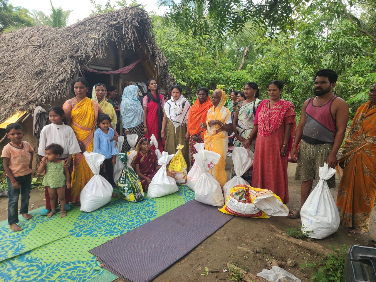 India news | दसऱ्याला 'सोने लुटलं गेलं ते हक्काच्या अन्नधान्याचे आणि माणुसकीच्या नात्याचे; पुरग्रस्त शेतमजूर आदिवासींना किराणा वितरण 12 IMG 20251002 WA0053