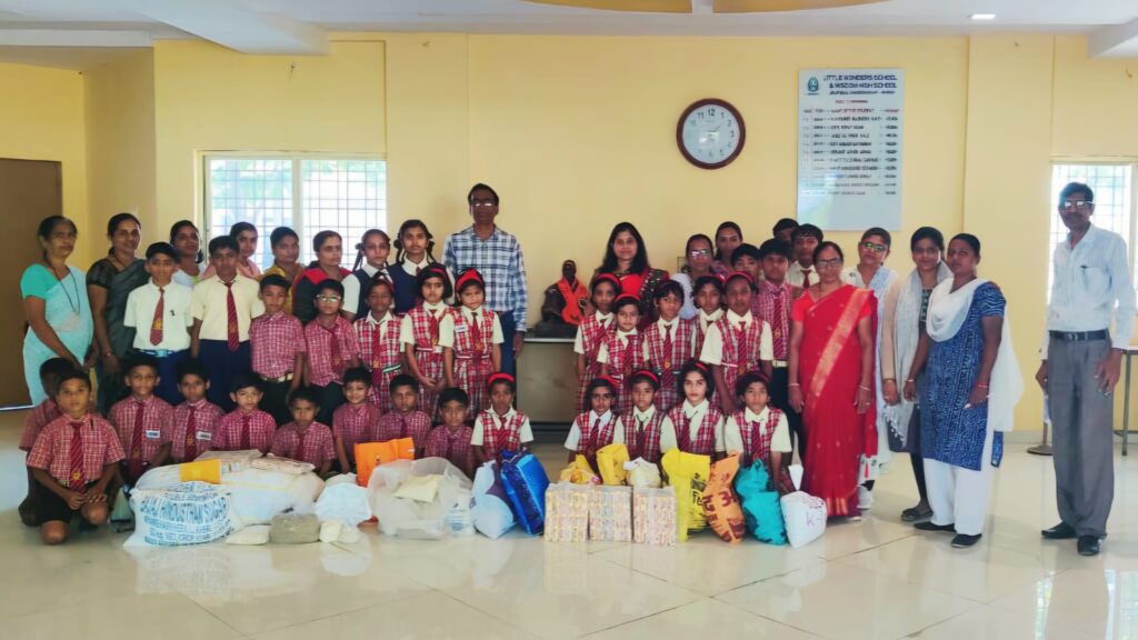 Education | सामाजिक जबाबदारीची भावना निर्माण होणे, हीच खरी शिक्षणाची दिशा- स्वाती चेमटे; लिटल वंडर स्कूलच्या विद्यार्थ्यांकडून पूरग्रस्तांसाठी मदतीचा हात