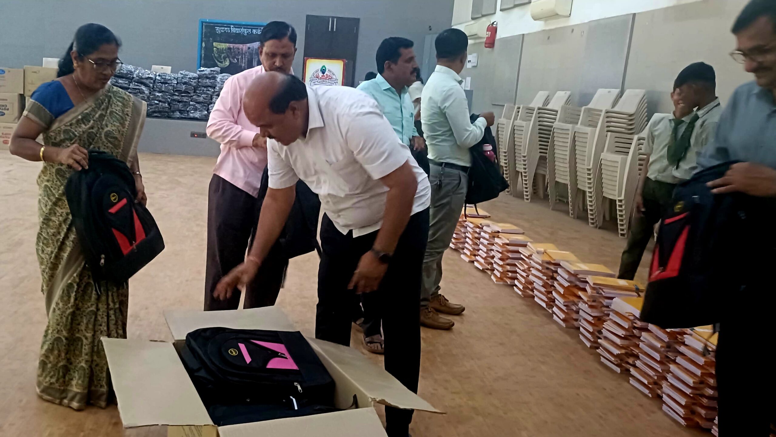 Education | बीडच्या पूरग्रस्त विद्यार्थ्यांना दिले ‘सुधागड विद्या संकुल'ने शैक्षणिक साहित्य 3 Education