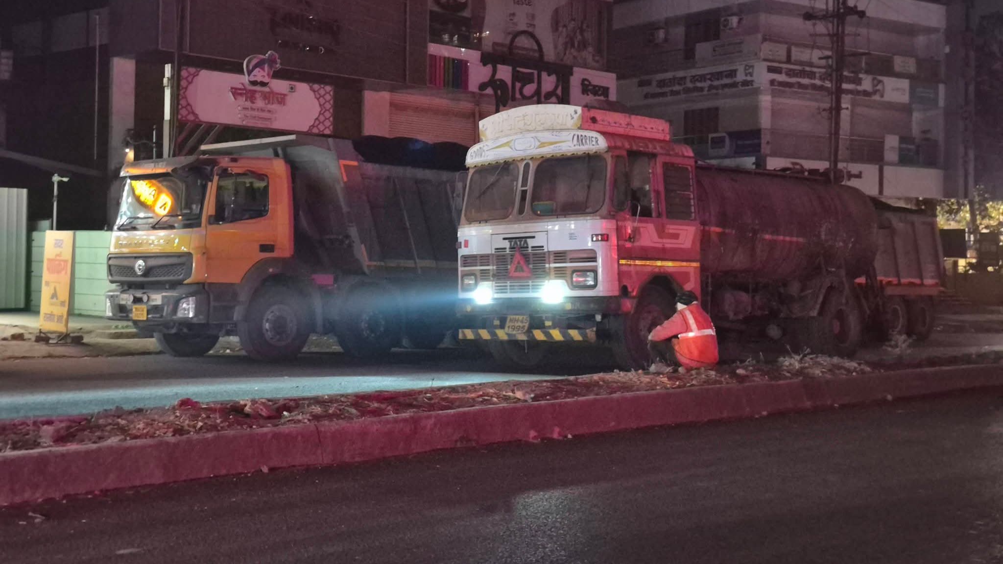 Public issue | शासकीय दु:खवट्याच्या 'रात्रीस खेळ चाले’ ; मनमाड रस्त्यावर डांबरीपट्टे चालू 2 Public issue