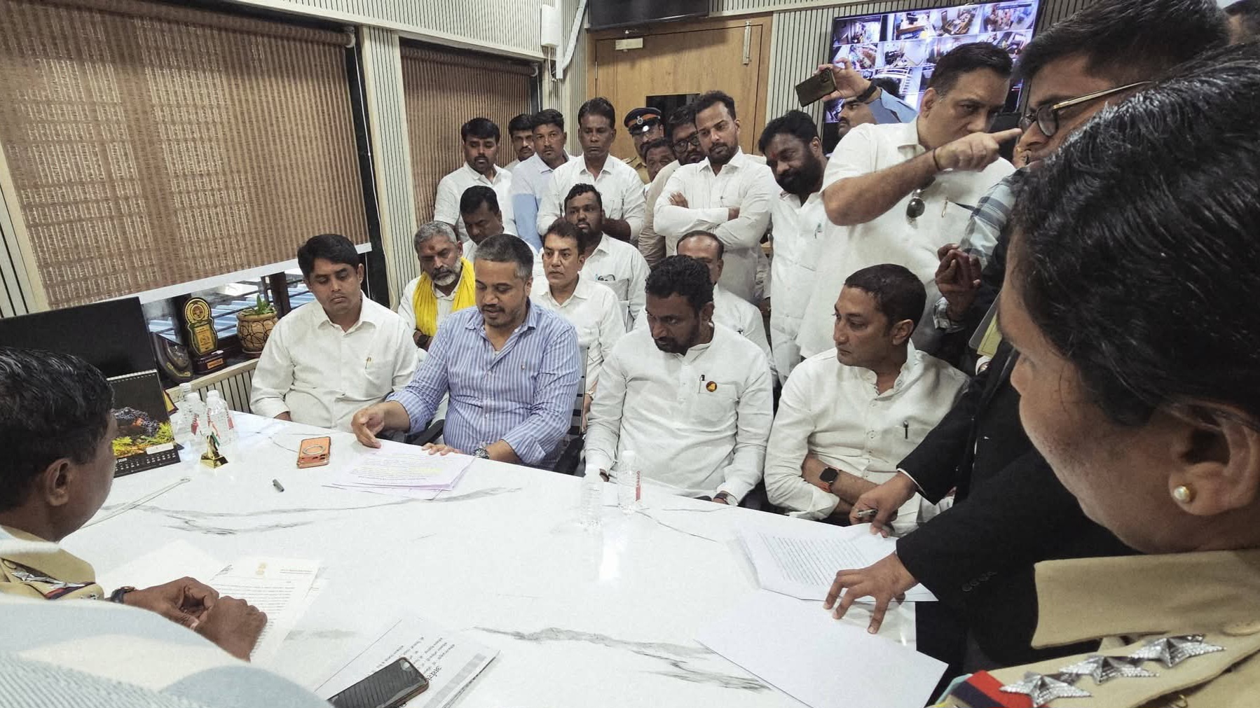 Politics | विरोधी व सत्ताधारी एकत्र येऊन मागणी केल्यानंतरही एफआयआर नोंदविण्यास नकार देणे अत्यंत दुर्दैवी- आ.रोहित पवार; विमान अपघातावरून राजकीय वाद तीव्र 2 Politics