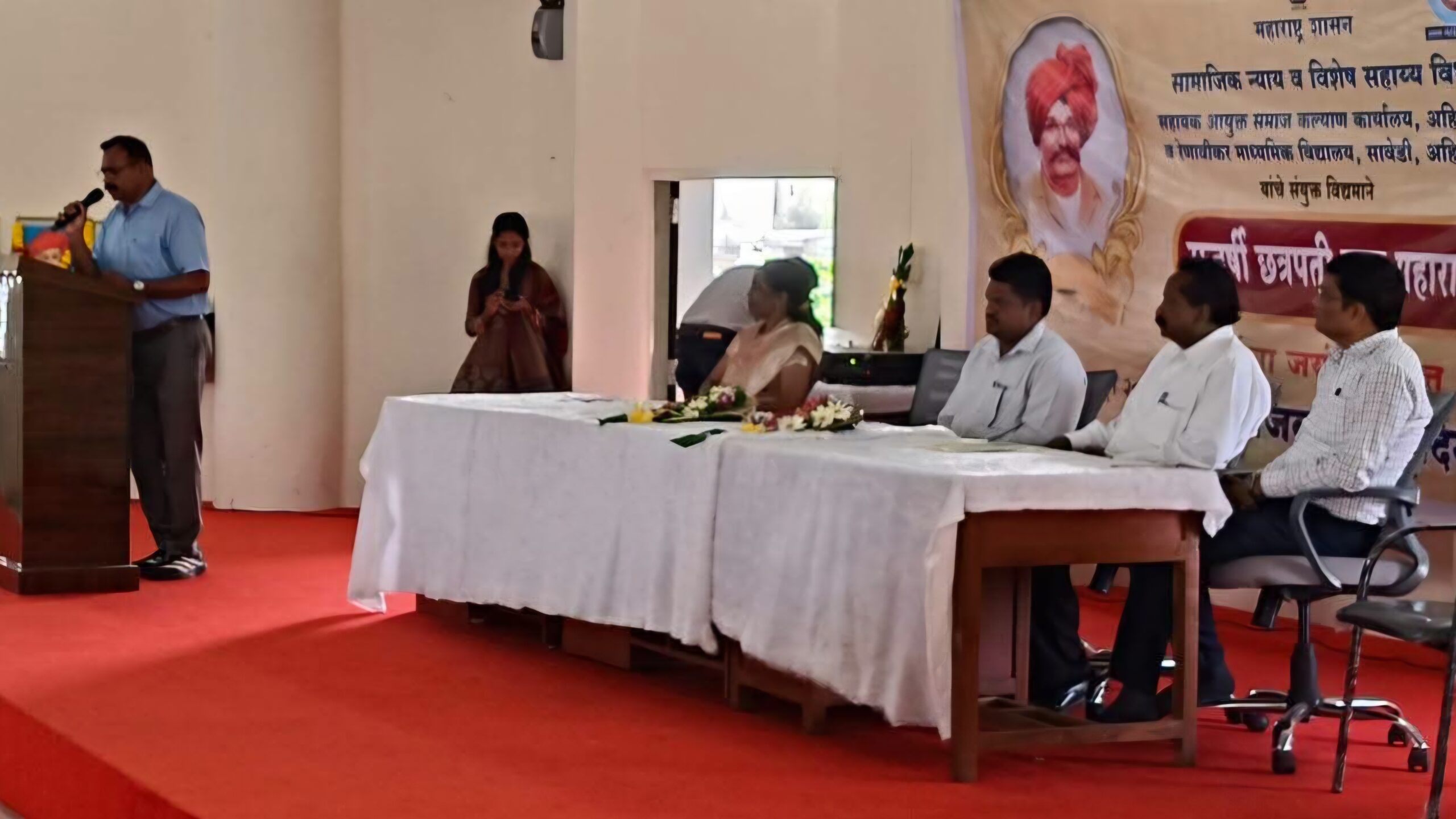 Shahu Jayanti अहिल्यानगर येथे राजर्षी शाहू महाराज जयंतीनिमित्त आयोजित कार्यक्रमात मार्गदर्शन करताना प्रमुख व्याख्याते अशोक सिब्बल.
