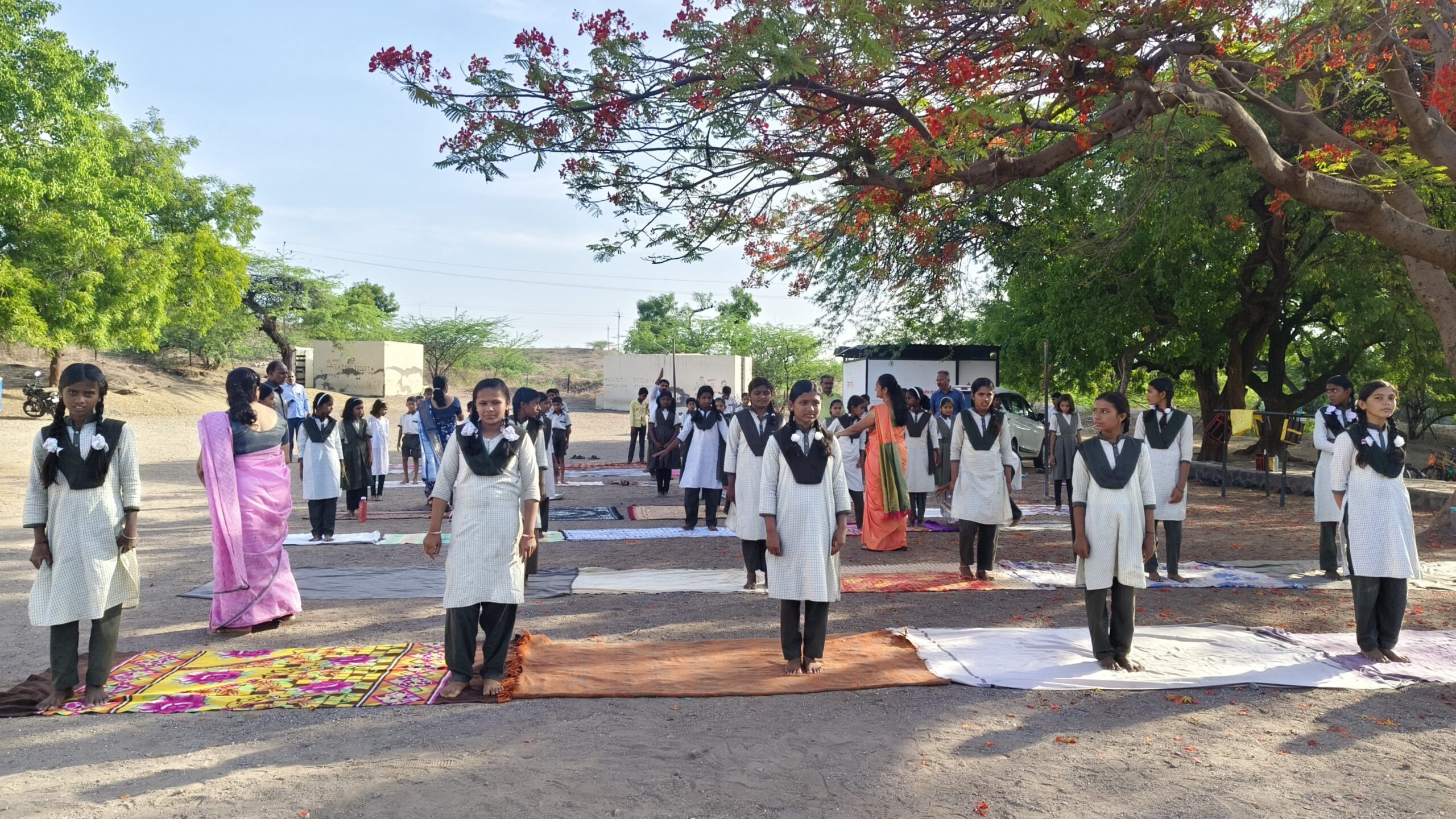 पाथर्डी तालुक्यातील शिराळ येथील यशवंत विद्यालयात आंतरराष्ट्रीय योग दिनानिमित्त Yoga Day विद्यार्थी आणि शिक्षक विविध योगासने करताना.