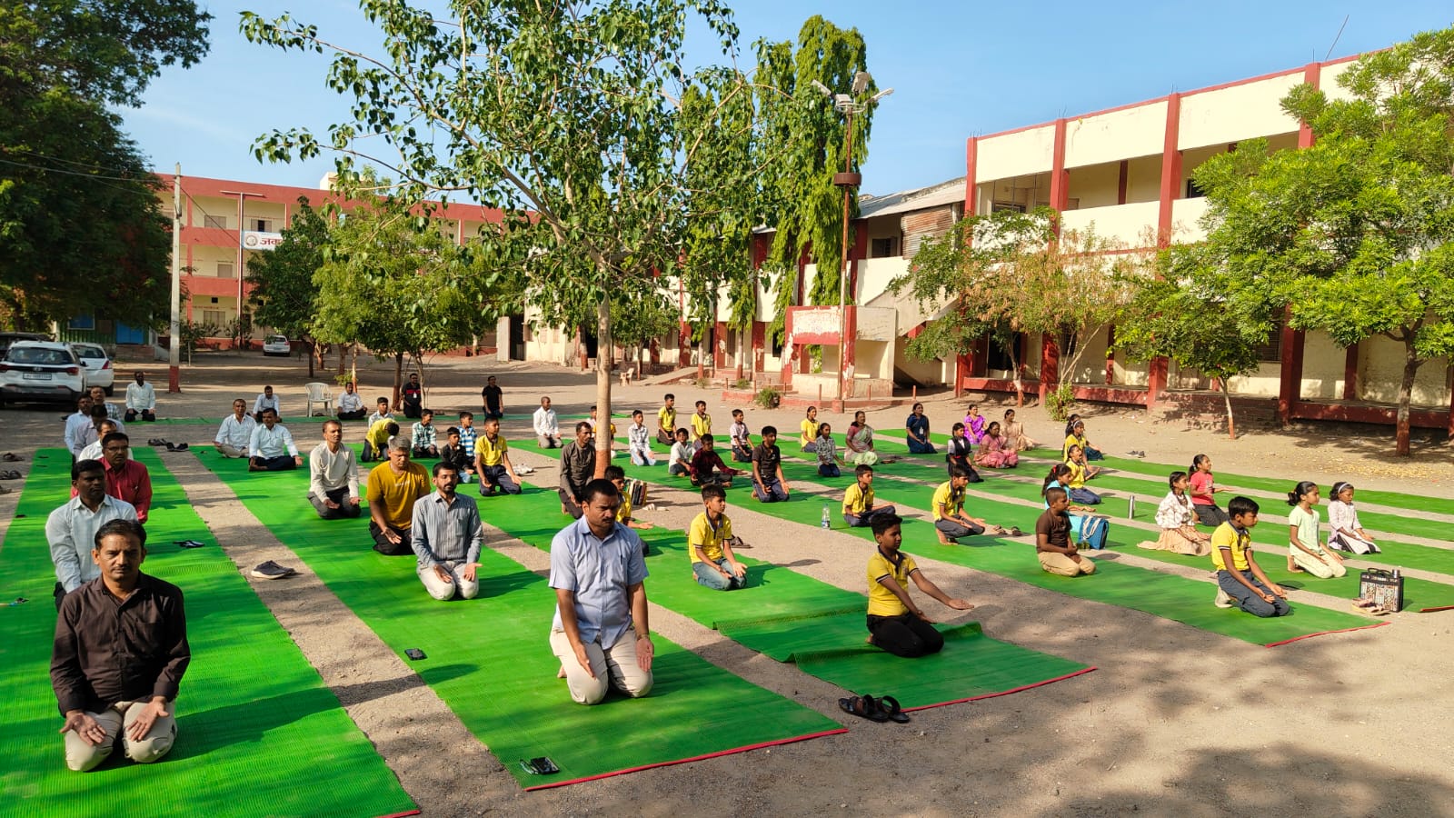 चांदा येथील जवाहर माध्यमिक व उच्च माध्यमिक विद्यालयात Yoga Day आंतरराष्ट्रीय योगदिनानिमित्त विद्यार्थी व शिक्षक योगाभ्यास करताना