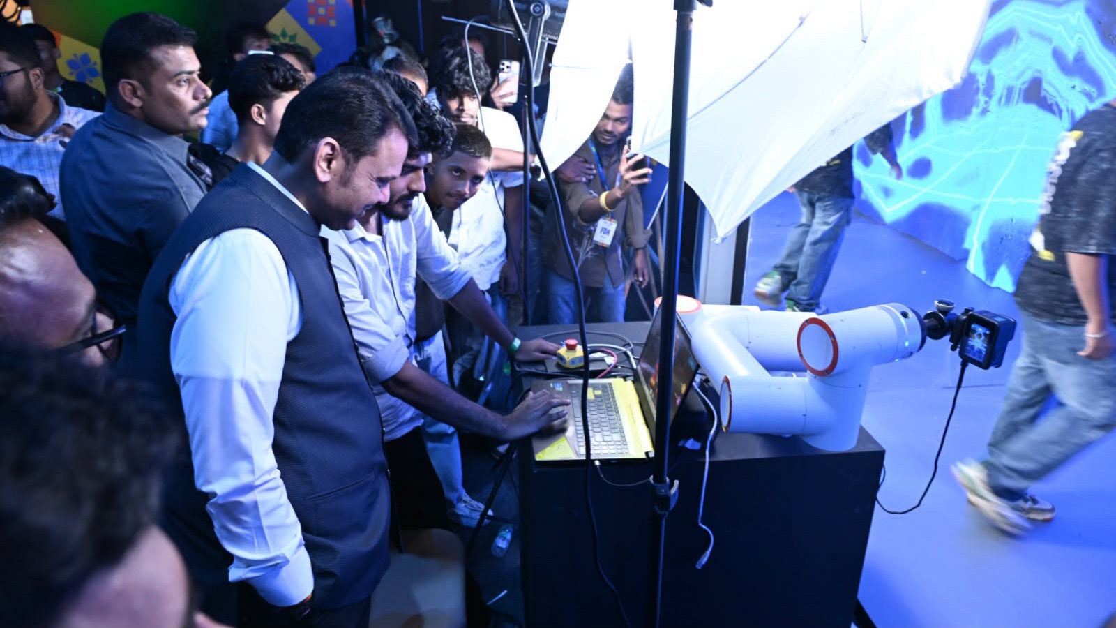 India Rising Esports मुख्यमंत्री देवेंद्र फडणवीस 'इंडिया रायझिंग : रोड टू ई-स्पोर्ट्स वर्ल्ड कप २०२६' कार्यक्रमात मार्गदर्शन करताना