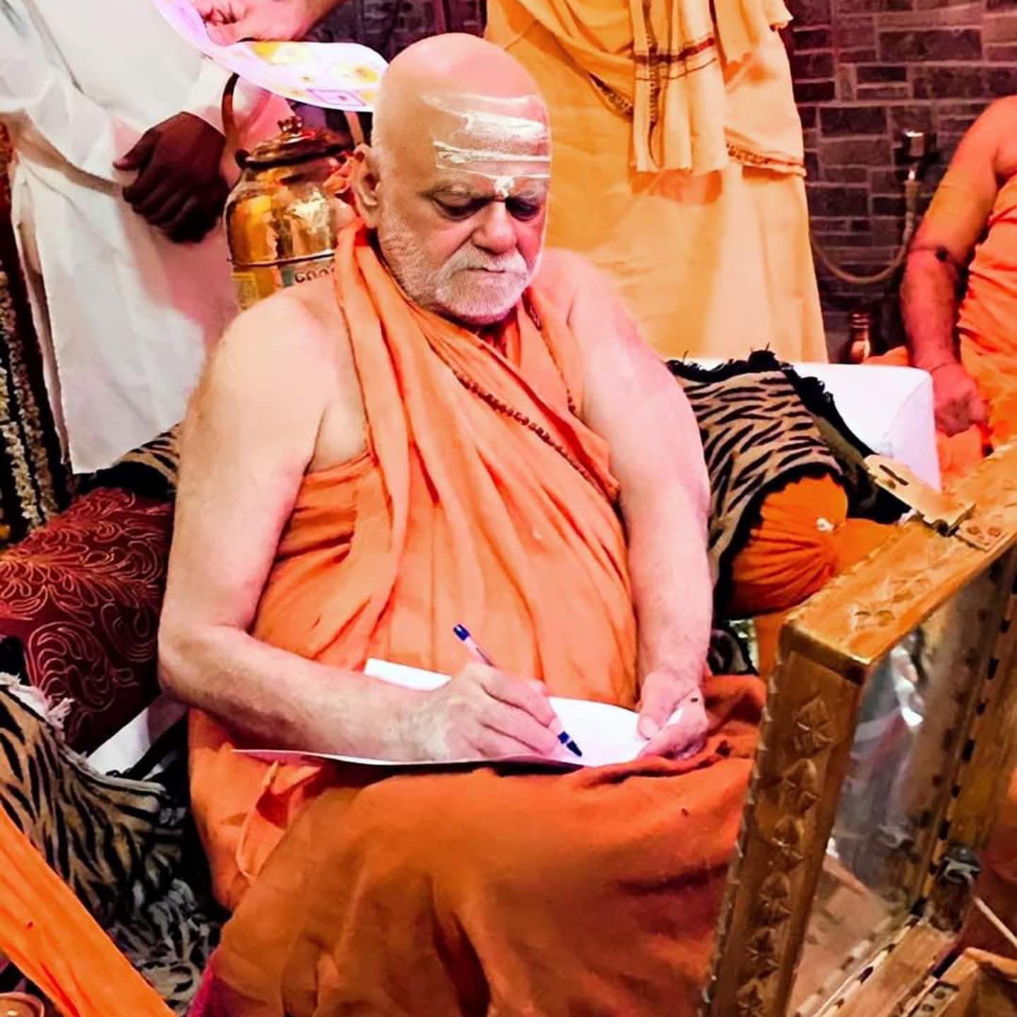 Shankaracharya Statement, श्रीमज्जगद्गुरू शंकराचार्य मार्गदर्शन करताना.
