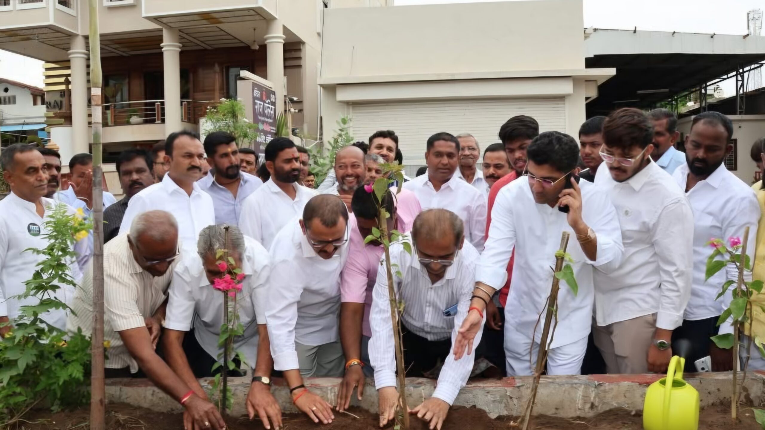 अहमदनगरच्या टिळक रोडवर गोरख पडोळे यांच्या पुढाकारातून 1000 Ahilyanagar Bougainvillea Plantation शुभारंभ