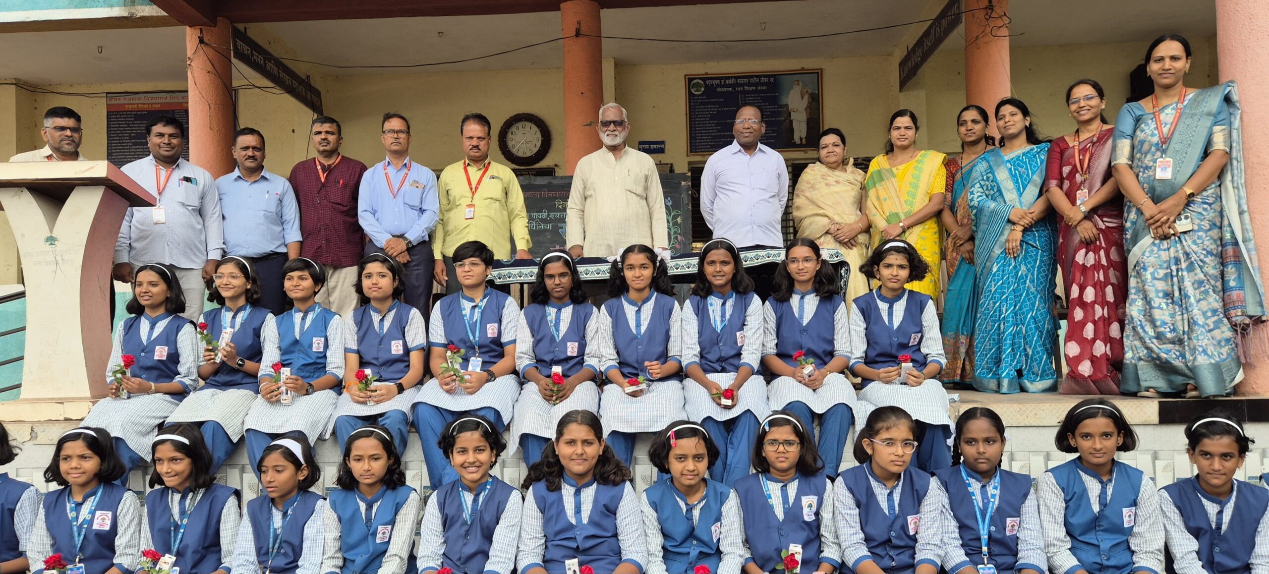 Shrigonda Scholarship शिष्यवृत्ती परीक्षेतील यशस्वी विद्यार्थिनींसह श्रीगोंदा कन्या विद्यालय