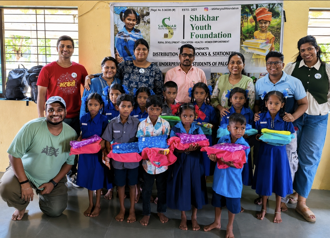 Shikhar Youth Foundation पालघरमध्ये विद्यार्थ्यांना शैक्षणिक किट आणि रेनकोट वाटप करताना शिखर यूथ फाउंडेशनचे पदाधिकारी