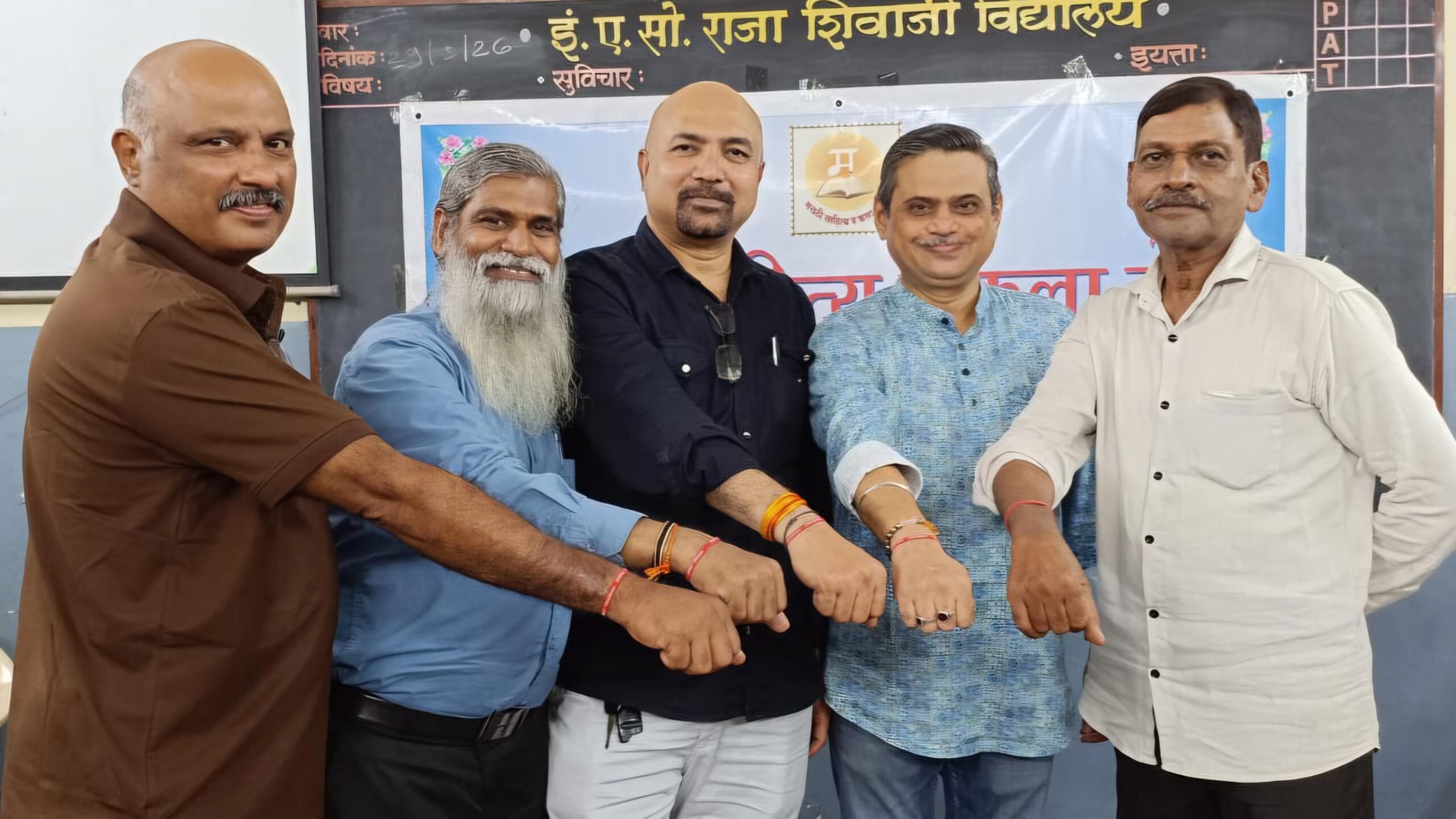 Marathi Kavi Sammelan दादर येथे मराठी साहित्य व कला सेवेच्या ३१व्या कविसंमेलनात सहभागी साहित्यिक आणि कवी